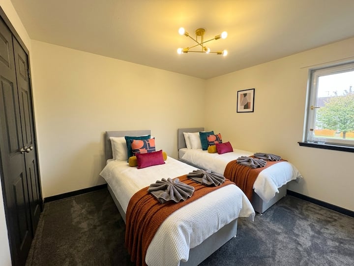 Stylish & Sleeps 7 • Free Parking • Near Centre - Glasgow