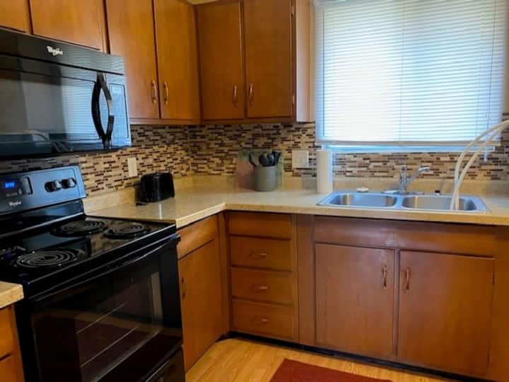 Lovely Two Bed/bath In Dundee Omaha Ne #5 - Omaha, NE