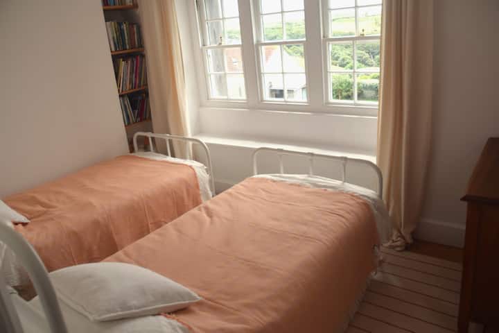 4. spavaća soba

Ova spavaća soba ima sjajan pogled na crkvu i polja 