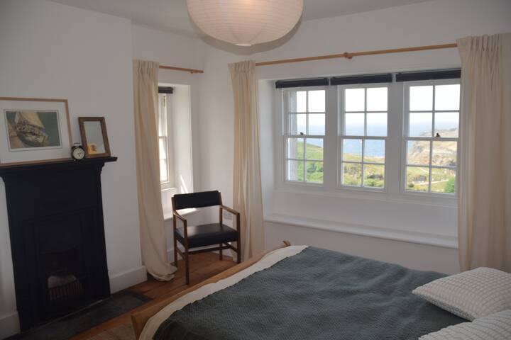 Prekrasna spavaća soba s pogledom na more i vlastitom kupaonicom s tuš-kadom i umivaonikom.