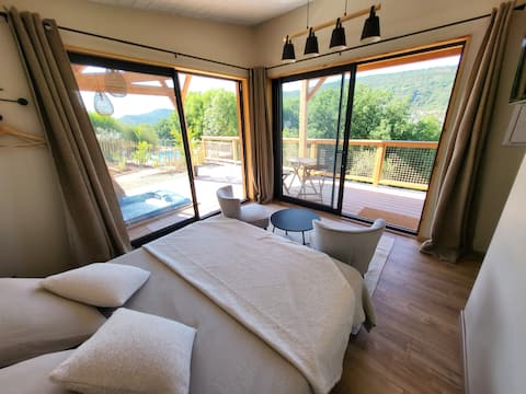 Chalet, hot tub and swimming pool, quiet and with views
