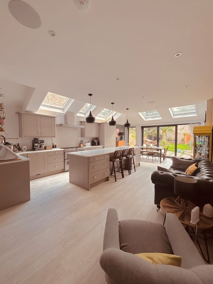 Bright Family Home w/ Pond Garden - Houses for Rent in Greater London ...