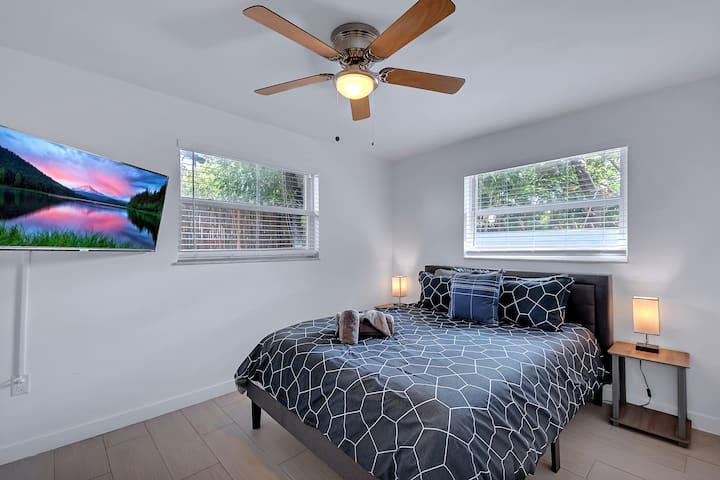 Pumzika kwa urahisi katika vyumba vya kulala vilivyo na mashuka yenye ubora wa hoteli na duveti za plush kwa ajili ya kulala usiku kwa utulivu.