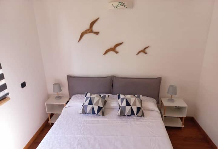 Une chambre moderne.
Une chambre lumineuse et confortable avec un lit double et un matelas tout neuf.