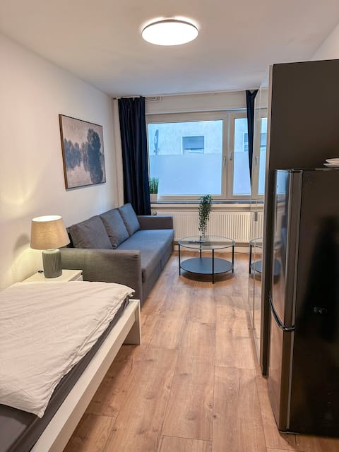 Erfolgreiche Airbnb-Immobilie: Apartment with kitchen, bed, sofa in Südostviertel