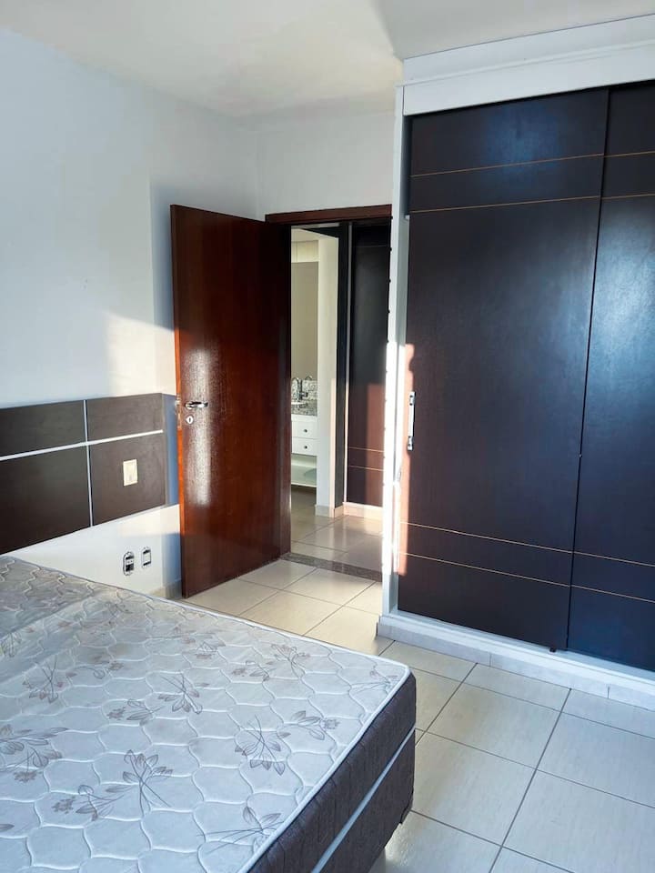 Váš výlet do Caldas Novas! Tichá izba s manželskou posteľou a šatníkom na usporiadanie vašich vecí. Ideálne miesto na oddych po návrate z jachtového klubu.