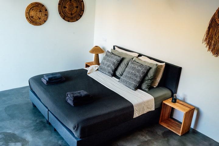 Оваа спална соба се наоѓа на првиот кат.