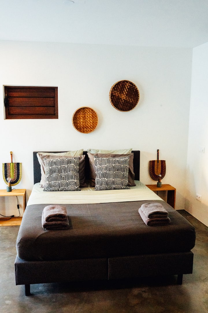 Оваа спална соба се наоѓа на приземје.