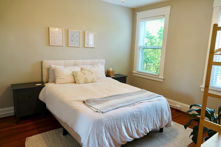 Настанете се в изключително удобното двойно легло в нашата втора спалня.