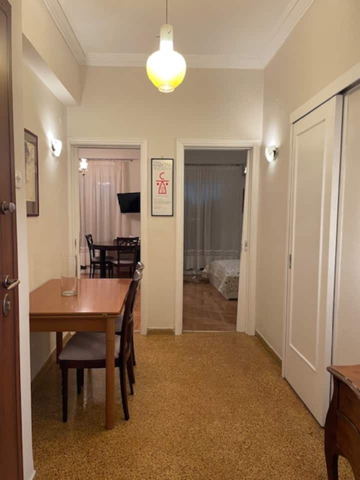 Chic Central Flat (4–6 Guests) - Atina