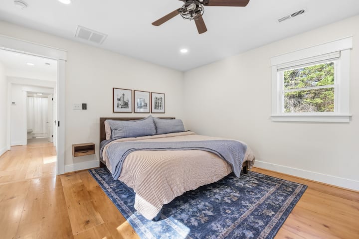 Hlavná spálňa má pohodlnú manželskú posteľ s posteľnou bielizňou a perinou. 