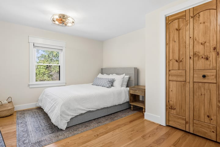 Druhá spálňa má pohodlnú manželskú posteľ a výhľad na predný dvor. 