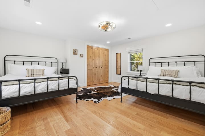 Tretia spálňa má dve manželské postele, ktoré sú ideálne pre skupiny a rodiny cestujúce spoločne. 