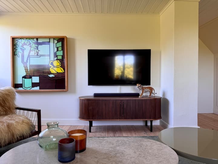 Mchoro ulio ukutani umeundwa na msanii Achtung Internet.