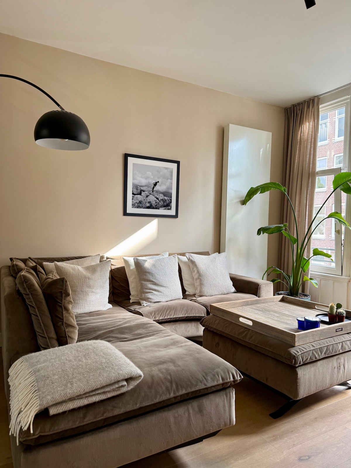 Top performing Airbnb: Stylish Sunny Apartment w/ Terrace near Vondelpark in Overtoomse Sluis