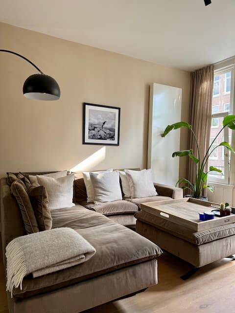 Top performing Airbnb: Stylish Sunny Apartment w/ Terrace near Vondelpark in Overtoomse Sluis
