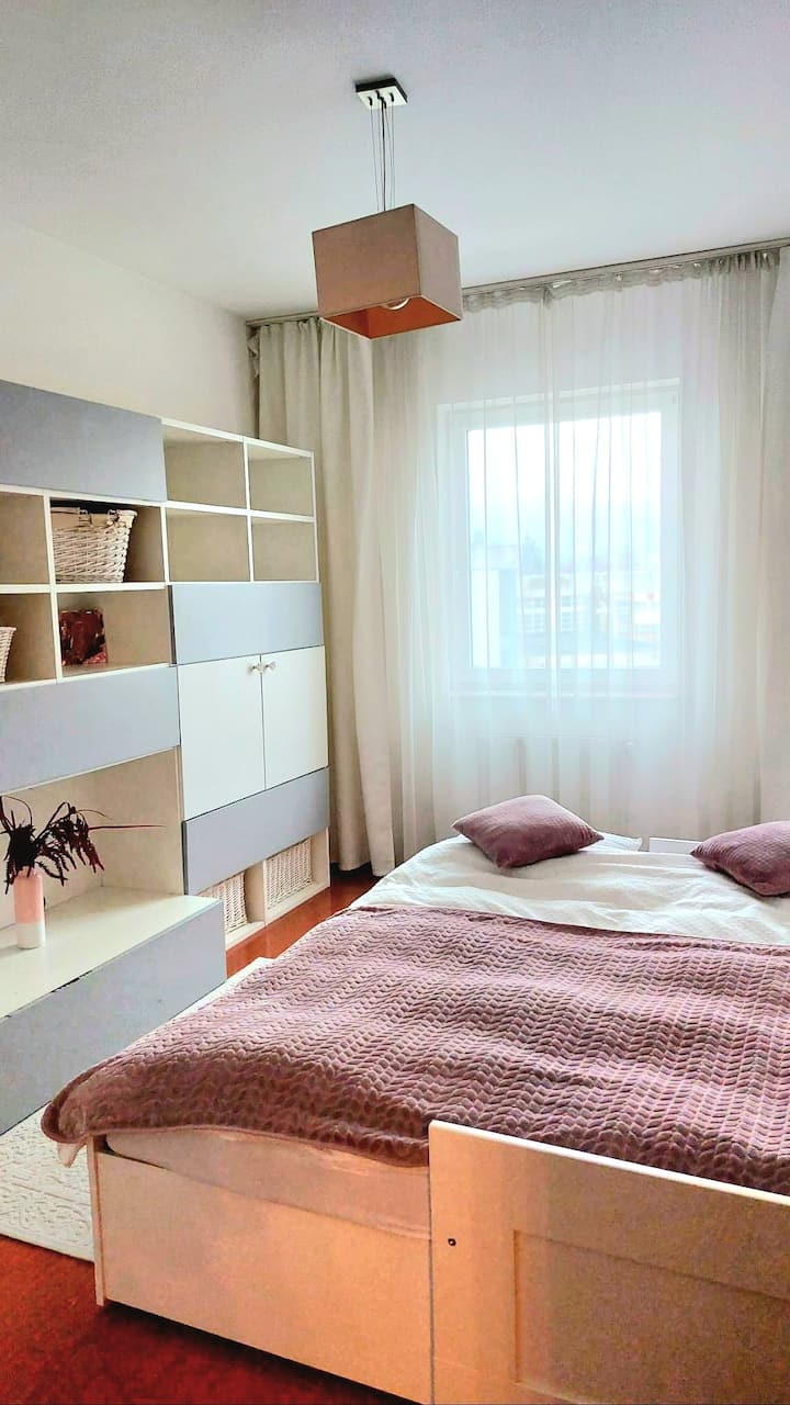 Voici à quoi ressemble le lit lorsqu'il est préparé pour 2 personnes