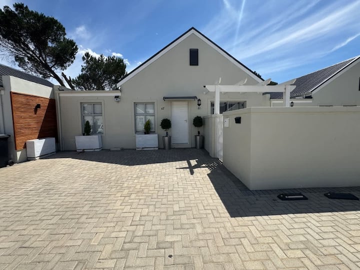 Avalon - 4 Bed 4 Bath House In 24/7 Secure Estate - Stellenbosch