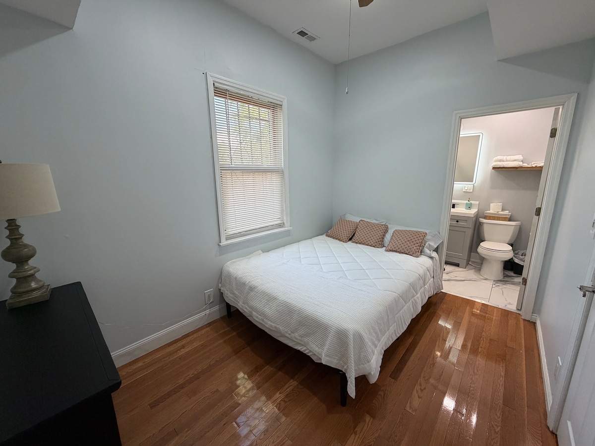 Spálňa 1/napojená na kúpeľňu