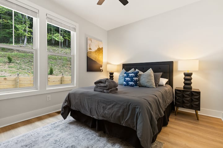 Bedroom #2. Queen Bed.