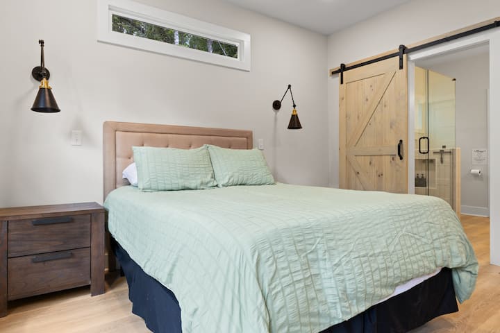 Master Bedroom with private bathroom and walking closet. Queen Bed. 