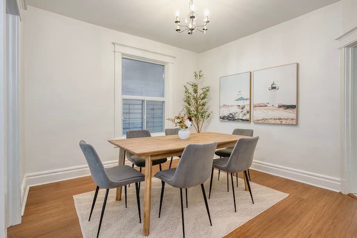 Stylish 4BR Urban Retreat in Riverside