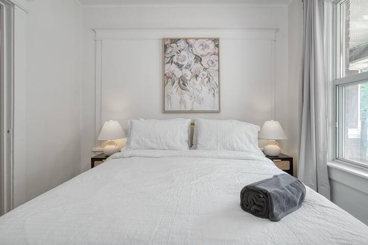 Stylish 4BR Urban Retreat in Riverside gallery image 5