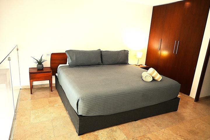 Დაისვენეთ კომფორტული დიდი ზომის საწოლში ახალი თეთრეულითა და რბილი განათებით. 