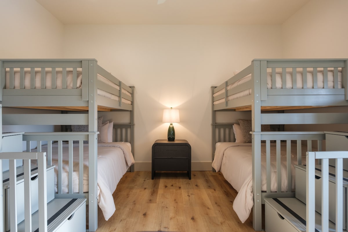 Горни и долни двокреветни кревети со скали.