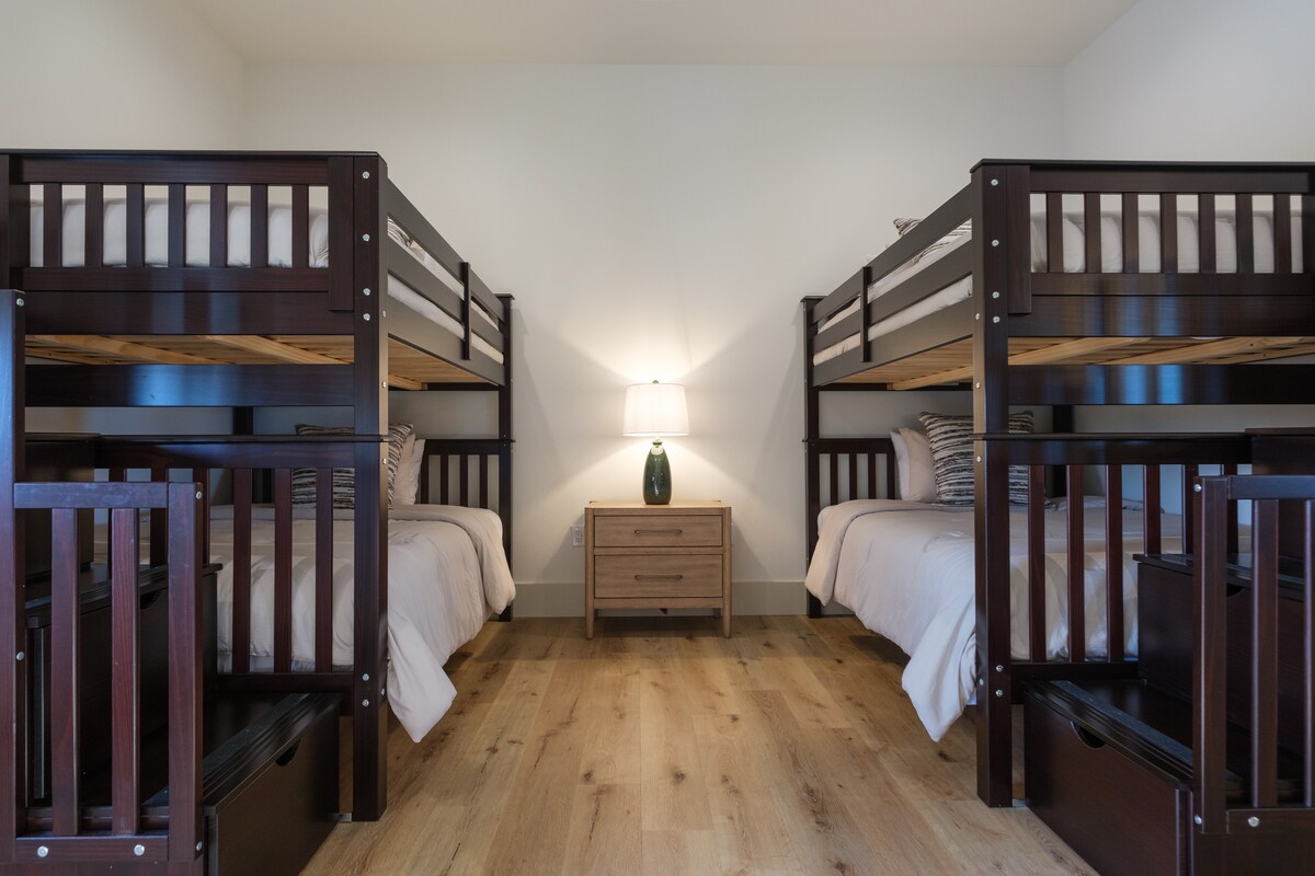 Горни и долни двокреветни кревети со скали.