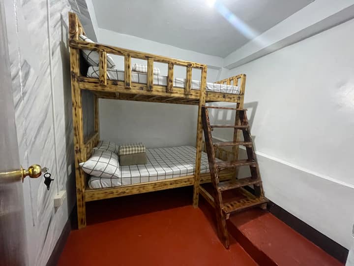 La habitación tiene una (1) litera que puede alojar a cuatro (4) personas. Un deshumidificador está dentro de la habitación.