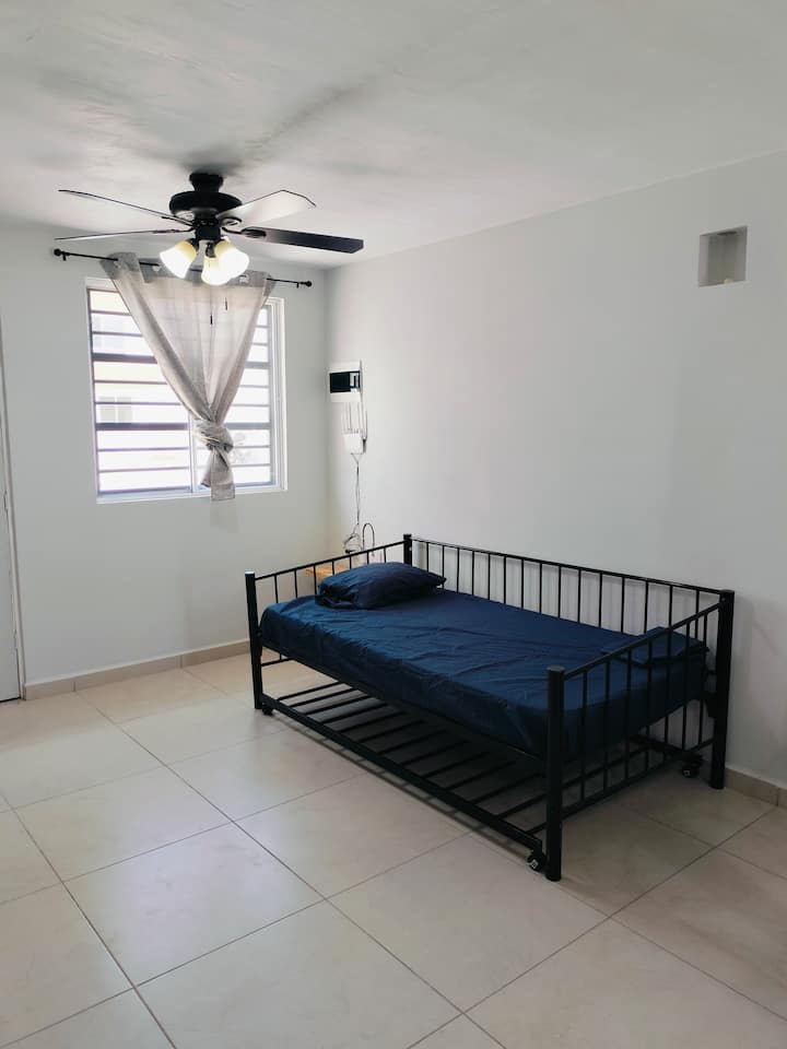 Dhomë ndenjeje në katin përdhe