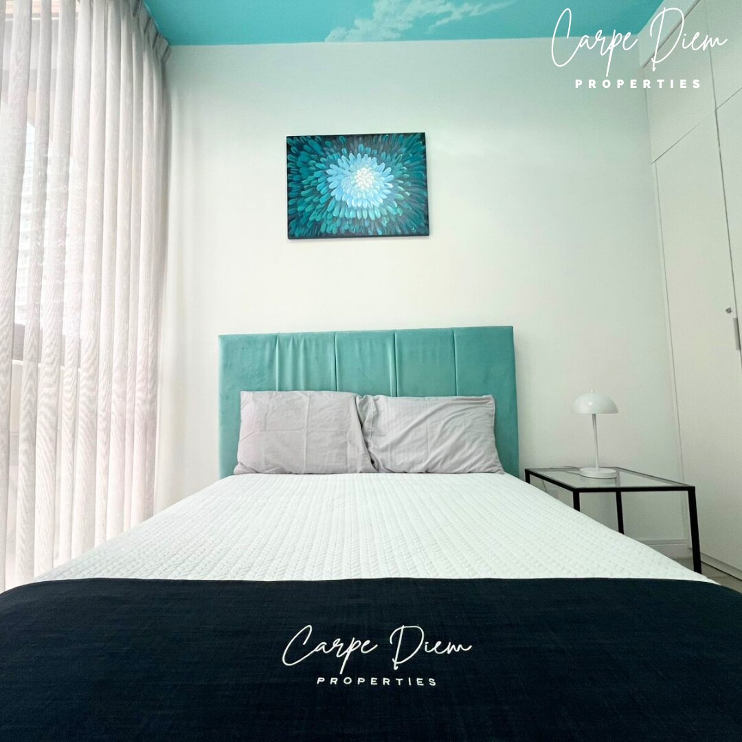 การวางโต๊ะข้างเตียงและตำแหน่งของภาพอาจแตกต่างกันเล็กน้อยระหว่างห้องหนึ่งกับอีกห้องหนึ่ง ทุกที่มีสไตล์ ความสะดวกสบาย และอุปกรณ์เหมือนกัน