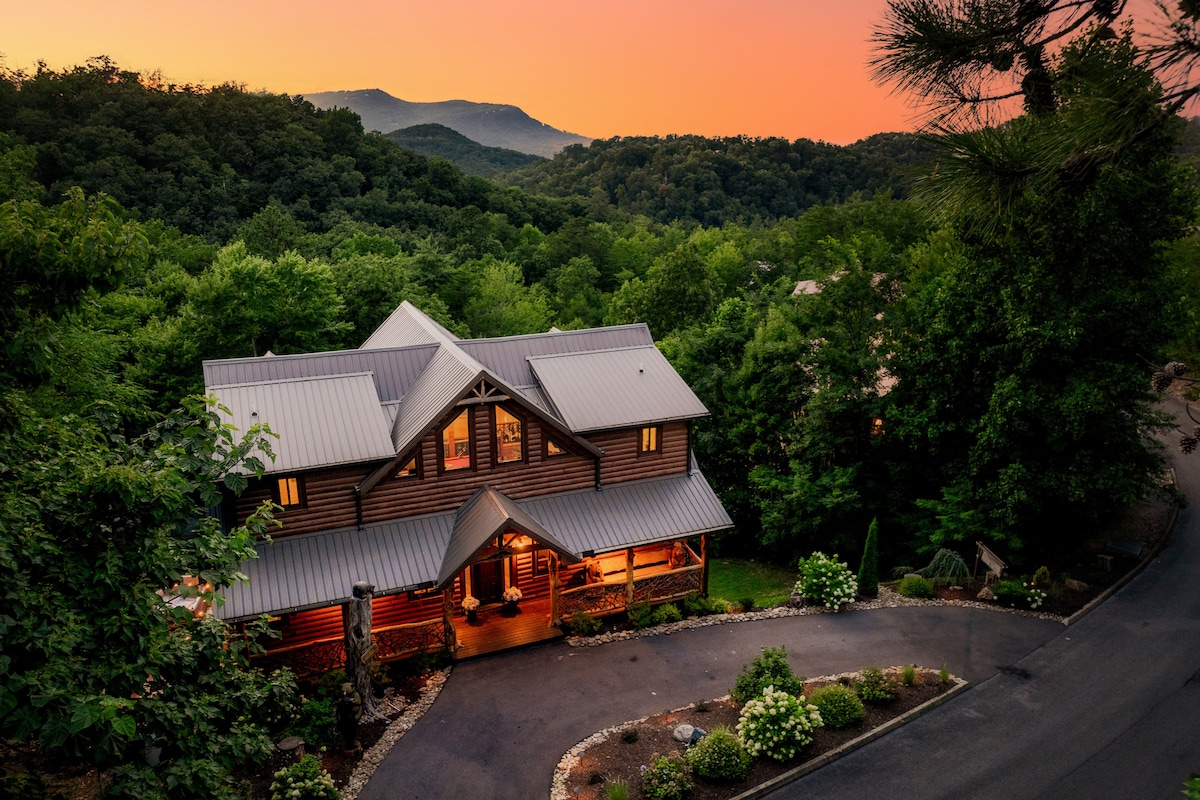 Heated Pool•Sauna•Theater•Game Loft•Views•Spa