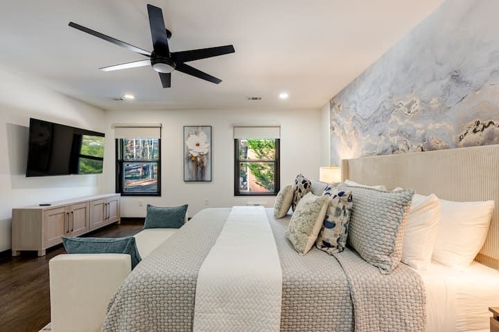 საძინებლის ფანჯრიდან პიკლბოლის მოედნის ხედები იშლება.