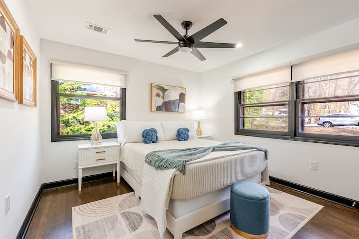 დაიწყეთ დღე მზით განათებულ საცხოვრებელში, რომლიდანაც მშვიდი ხედები იშლება.