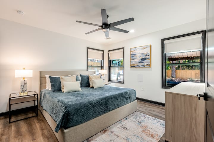 მშვიდად განიტვირთეთ ქვედა სართულზე, რომელიც კარგად გააზრებული დიზაინითა და სივრცით გამოირჩევა.