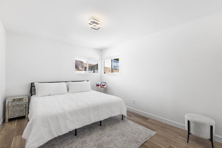 第二间卧室配备一张豪华加大双人床、舒适的地毯和宁静的墙面艺术品，给人干净明亮的感觉，您的宁静度假胜地正在等待着您！