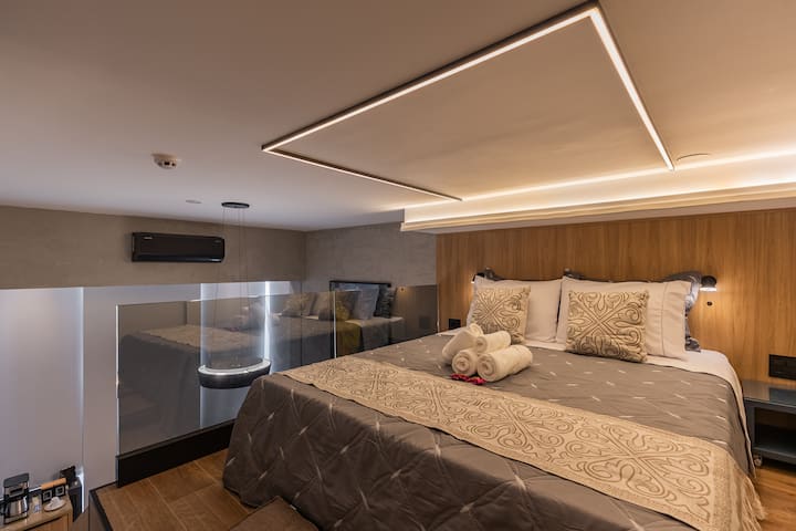 เตียงควีนไซส์บนชั้นลอย พร้อมที่นอนคู่แบบกันไฟ Castor Queen Hotel Collection Fire Retardant Double Face Pocket, ผ้าปูที่นอนผ้าปาร์เคล 600 เส้นด้าย - ด้ายอียิปต์, ผ้าห่ม Buddemeyer และสมาร์ททีวีขนาด 42 นิ้วพร้อมเน็ตฟลิกซ์