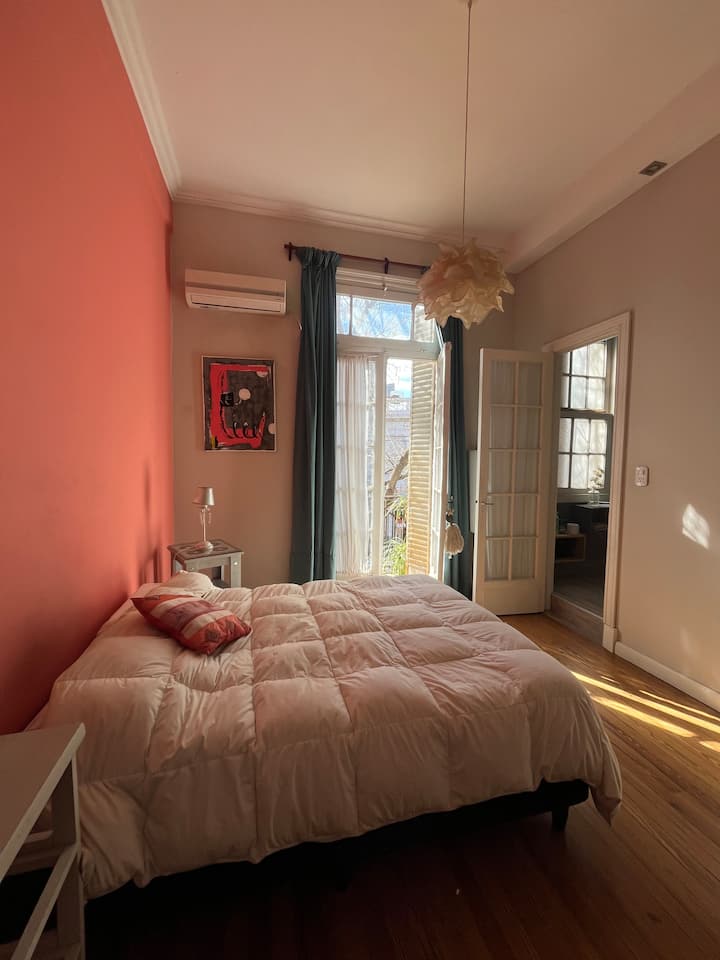 主卧配备套房和充足的衣柜 