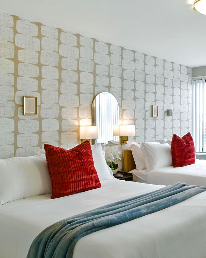 PICHA YA KINA YA INSTAGRAM-READY! Kioo kilichopambwa, sconces za shaba, mpangilio wa orchid, na mtindo wa mto wa ujasiri unathibitisha kila kona imepangwa kwa ajili ya picha kamili ya kusafiri na usiku wa kupumzika.