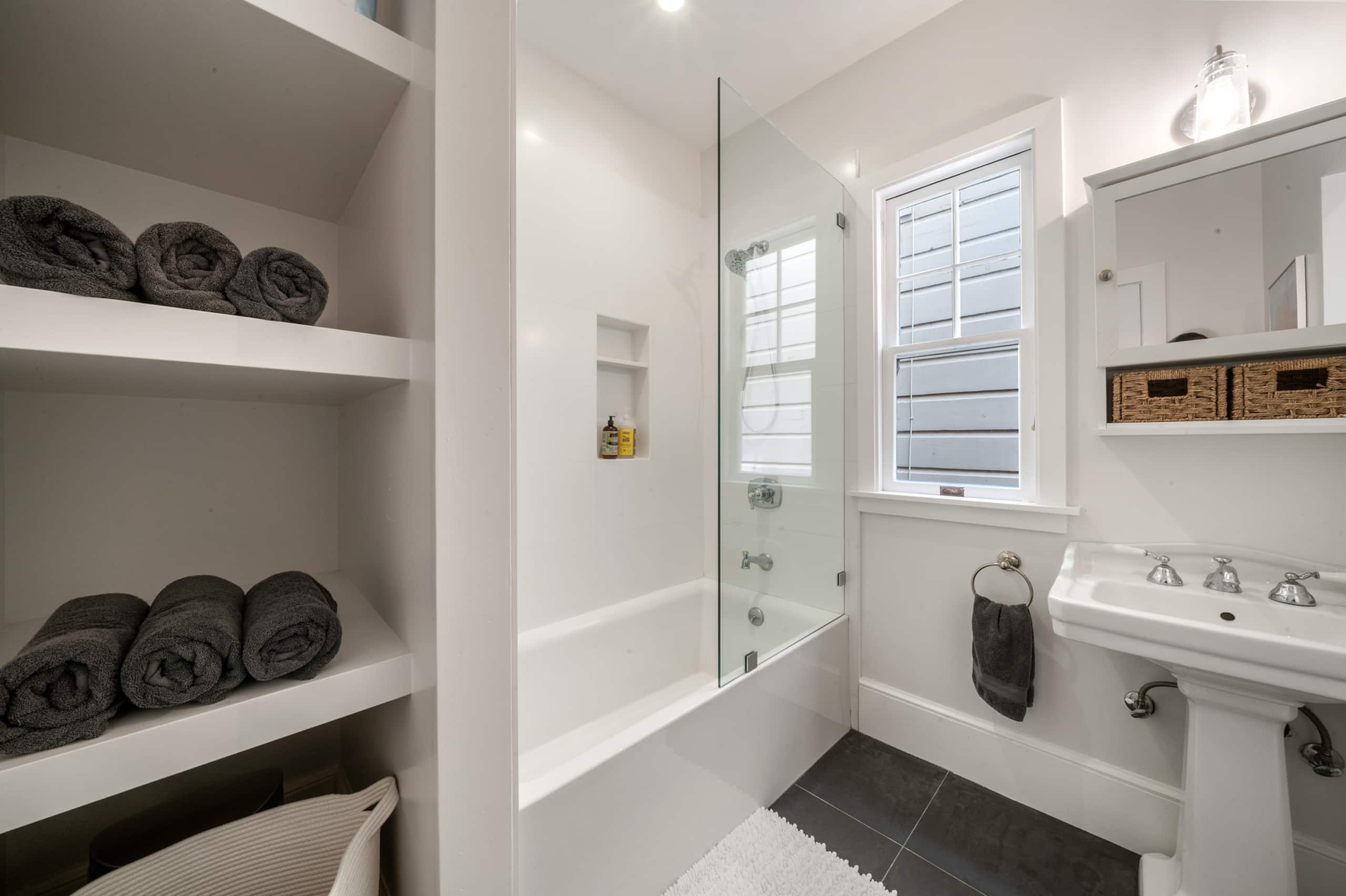 Condo in San Francisco · ★5.0 · 3 bedrooms · 3 beds · 1.5 baths - Image 16