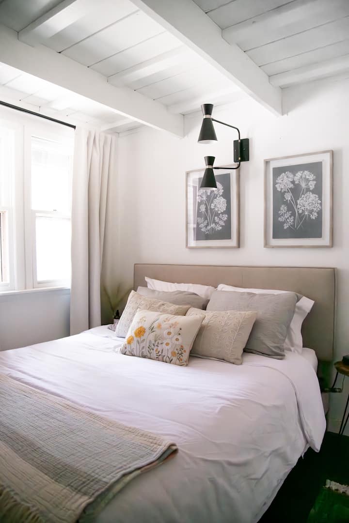 Lala kwenye chumba cha kulala chenye starehe kwenye ghorofa ya kwanza, ambapo starehe na urahisi huchangamana na haiba ya nyumba ya mbao.