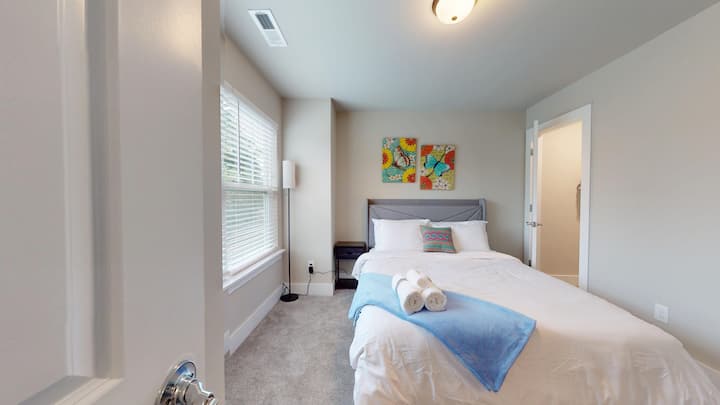 Dormitorio queen en el tercer piso, con vestidor y baño adjunto.