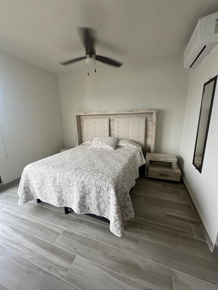 Главна спална соба со брачен кревет (широк 150-179 см), плакар, балкон и целосна приватна бања.