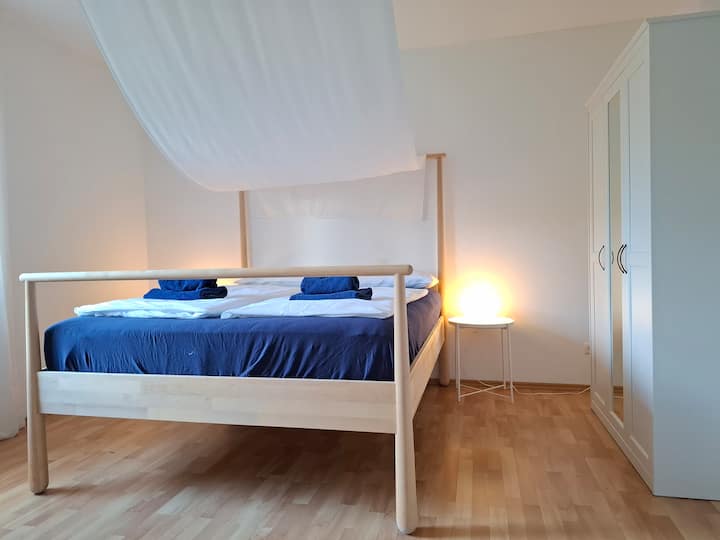 高四柱床风格，配备全尺寸床垫——在长途旅行后，在这里，您可以尽情放松，第二天早上再重新开始。