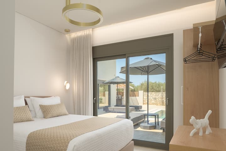 Luminosa camera da letto con letto queen size, accesso diretto alla piscina e arredi di alta qualità.