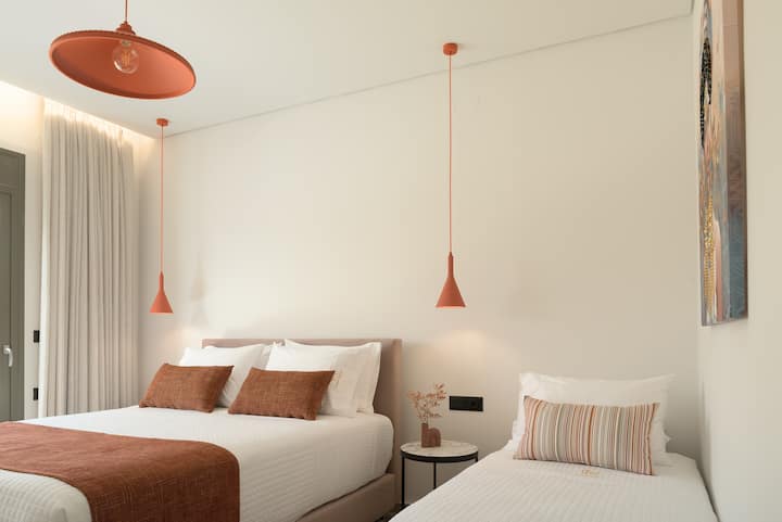 Camera da letto luminosa e ariosa con letto matrimoniale e letto singolo, perfetta per le famiglie.