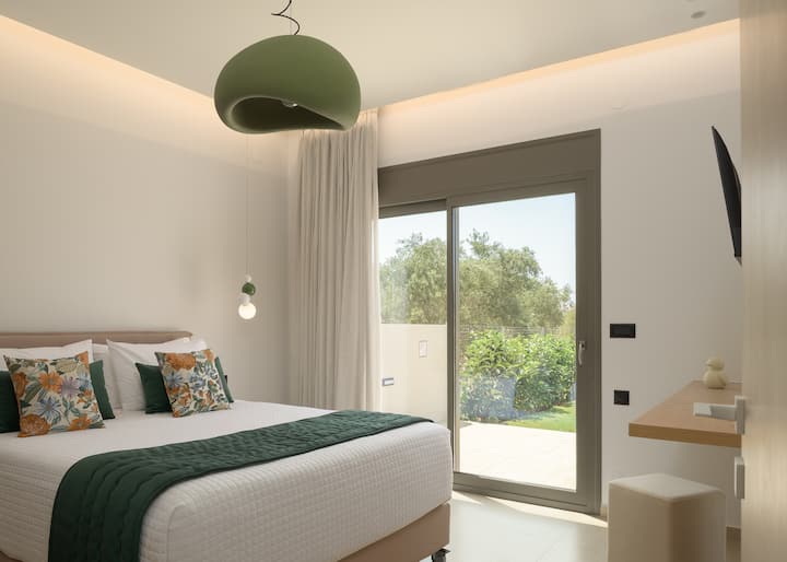 Camera da letto elegante con letto a due piazze e comodo divano letto per ospiti extra.