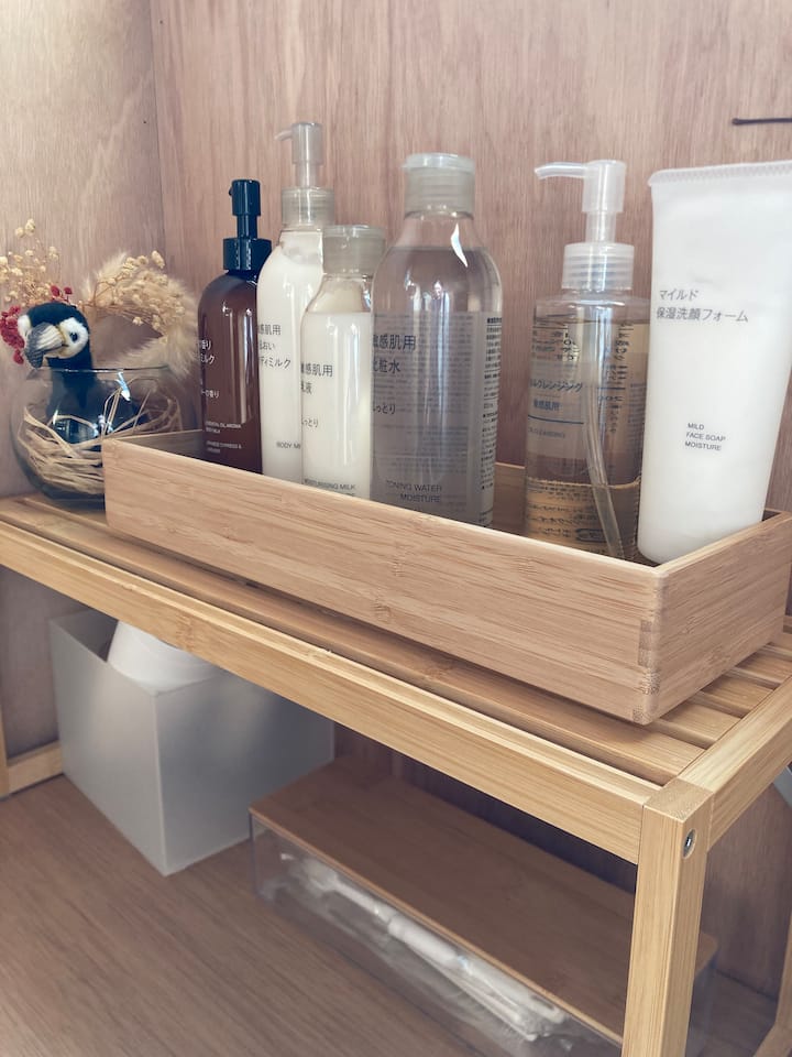 【備え付けアメニティ】

（無印良品）
メイク落とし
洗顔
化粧水
乳液
ボディクリーム

（BOTANIST）
シャンプー
トリートメント
エアオイル

（Dove）
ボディソープ

歯ブラシ、クシ、コットン、綿棒、絆創膏もご用意してあります。